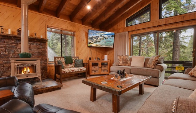 Lake Tahoe Treasure! 4 BDR Under 10 Min to Beaches, Skiing, Dining & More