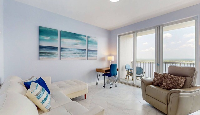 Lakefront retreat near attractions with lake view, AC, WiFi, pool, hot tub & gym