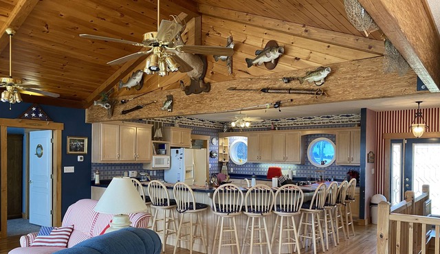 Large family - NO PROBLEM! 10 people in 4 BR/4BA on serene cove!
