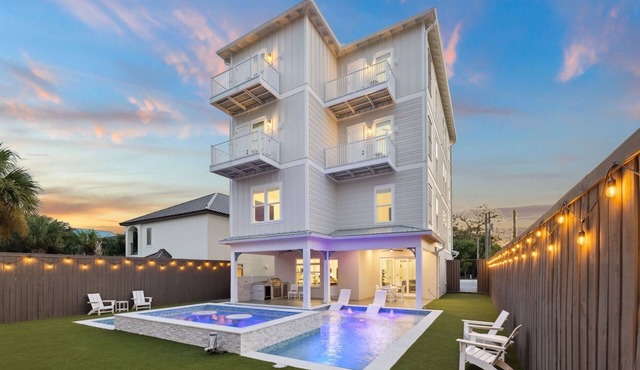 Large Miramar Home with Pool and Spa, Game Room, Foosball, Elevator and 8 Bikes