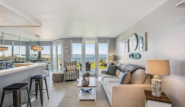 Lazy Dolphin - Beautifully Updated, Convenient Condo with Huge Community Pool & Tennis Court