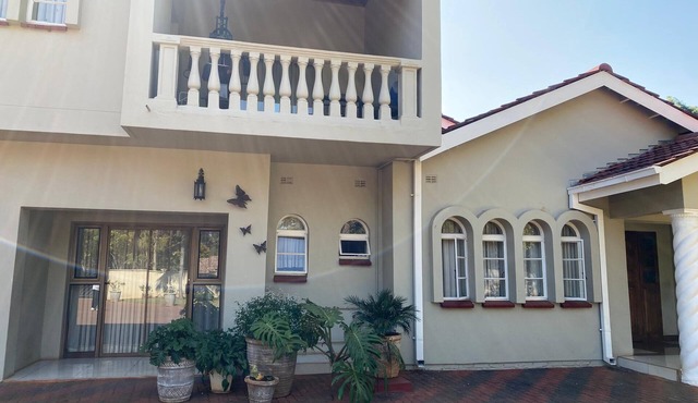 Luxurious 4 bed with pool in Helensvale - 2255