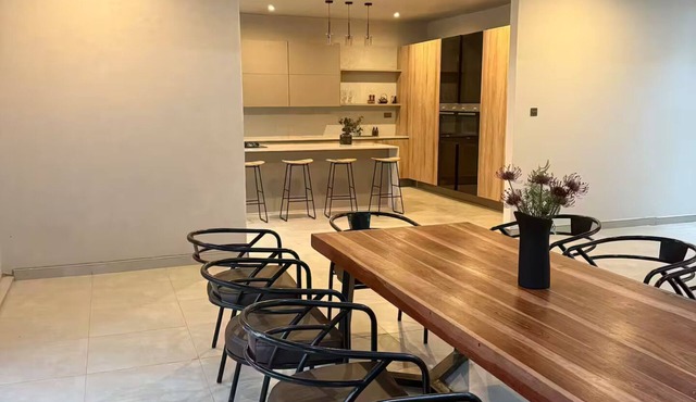 Luxury 7 Bedroom with Pool & Gym. 10 Mins to Falls