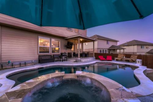 Lxry 4 BR, Heated Pool, Spa, near attrns (St1)