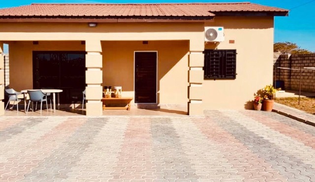 Makeni Cottage - fully furnished 2 bedrooms, full kitchen, shower, pool, A/C