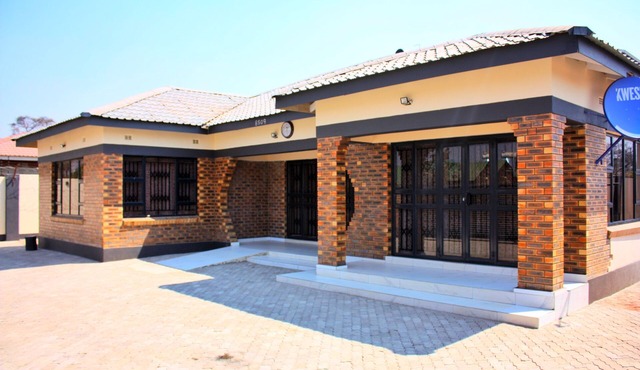 ManaComfy - 14Bed House - 4 Baths - Victoria Falls