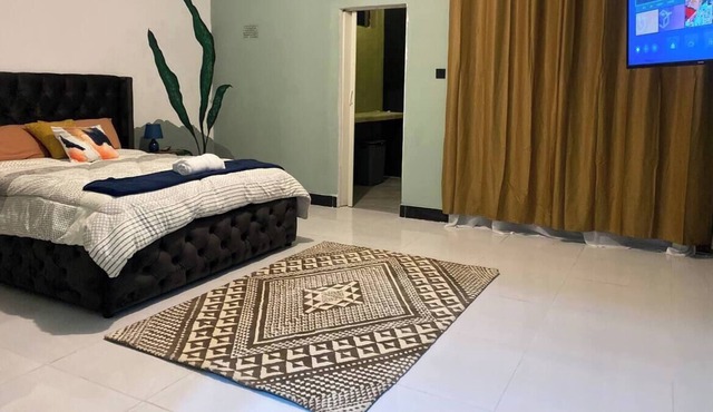 Modern 1 Bedroom apartment near ECL- self catering