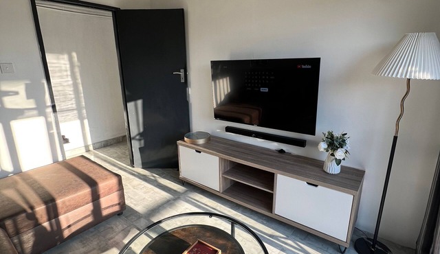 Modern 3-bedroom cottage 15 mins away from the City Centre along Bvumba road.
