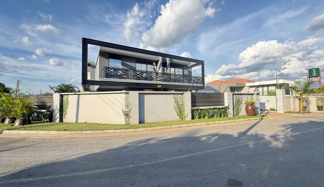 Modern cosy 2Bd Apartment in Serene Roma park with 24/7 Power WiFi and AC