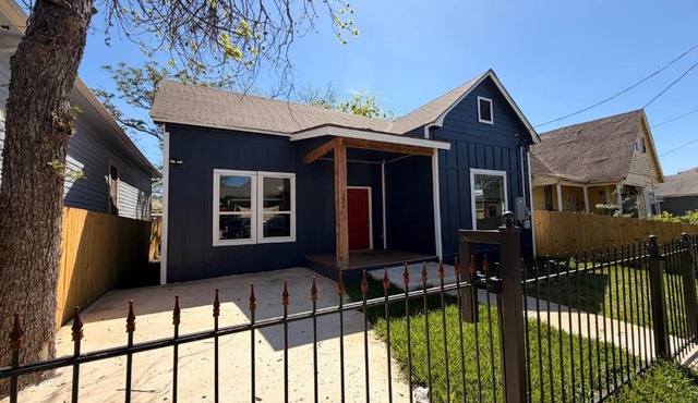 Modern home minutes from Downtown San Antonio I Sleeps 7