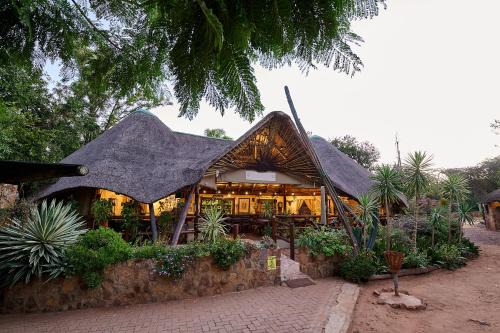 Mokolodi Backpackers - Relax in Nature near Gaborone with Pool, Fast WiFi, Coworking Space & Garden Chalets - Tranquillity Redefined