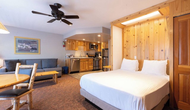 Mountain Retreat! Full Kitchen, Outdoor Spa Tub, Free Parking!