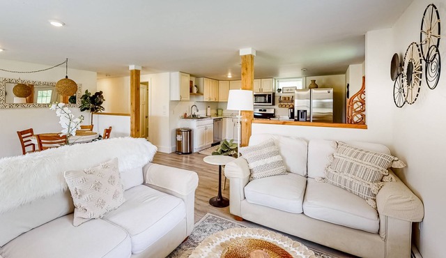 Mountain-view hideaway with swimming pond & washer/dryer - dogs welcome