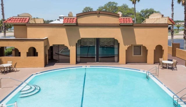 Near St. Augustine Beach. Spacious Space with Pool Access, Free Parking