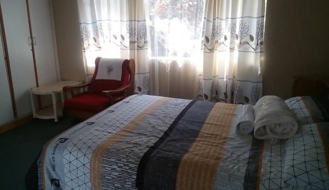 Neat guest suite with office corner - 2101