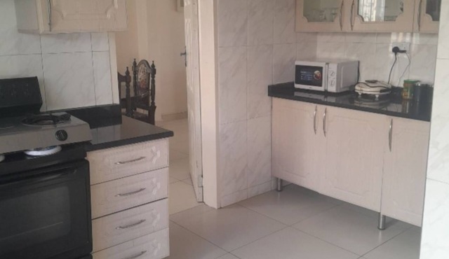 Nice 3-bedroom house with WiFi, AC spacious surroundings close to shops & Mall