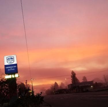 Oakridge Inn & Suites