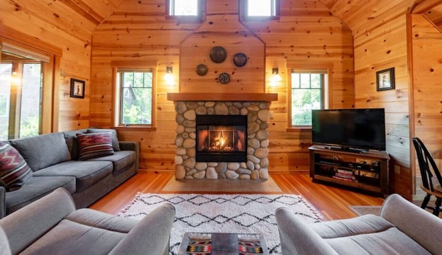 On the River! Wooded Bliss Riverfront Sanctuary on the Mckenzie River