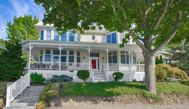 Our Happy Retreat: "Finger Lakes Reunions on Keuka Lake! Pet Friendly + Hot Tub!"