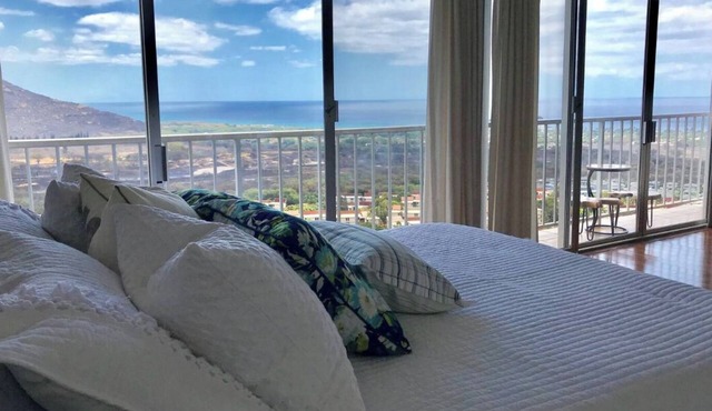 Panoramic Ocean/Mountain View Apartment