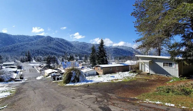 Panoramic View 2br on Hill in Uptown Oakridge