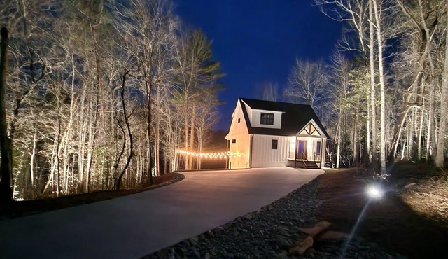Peaceful New Home Close to Helen/Hot Tub/Theater/Game Room/Firepit