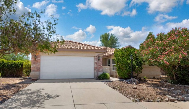 Pet-Friendly Desert Retreat. Modern 3BR + Spa Bath. Long-Term + Gem Show Ready