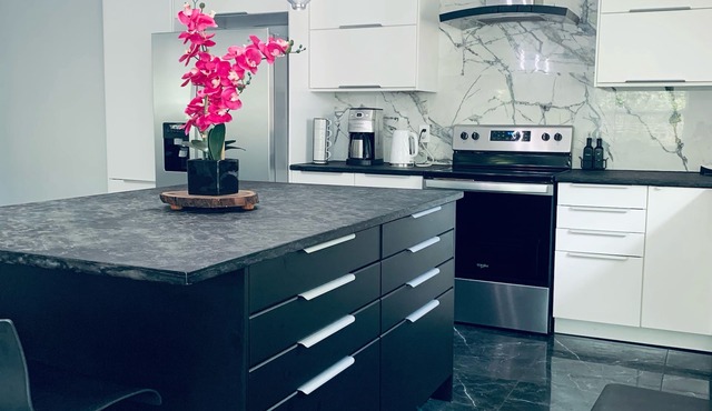 Pet friendly modern home, 2.7miles to Siesta Key!