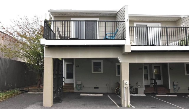 Pet friendly town home, located in the center of Rehoboth.