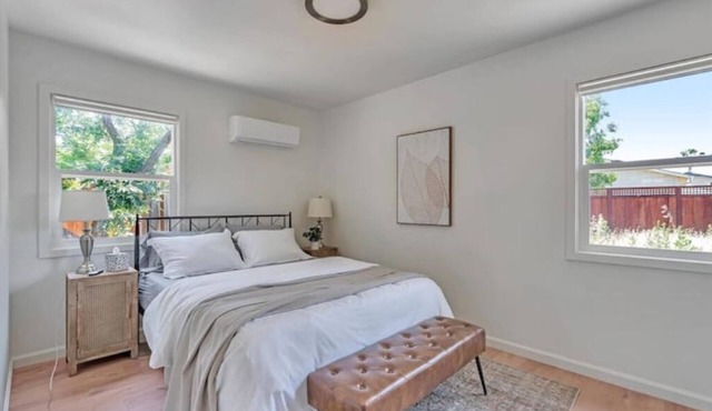 Pink Door, Livermore! Queen Bed - 0.5 Miles to downtown