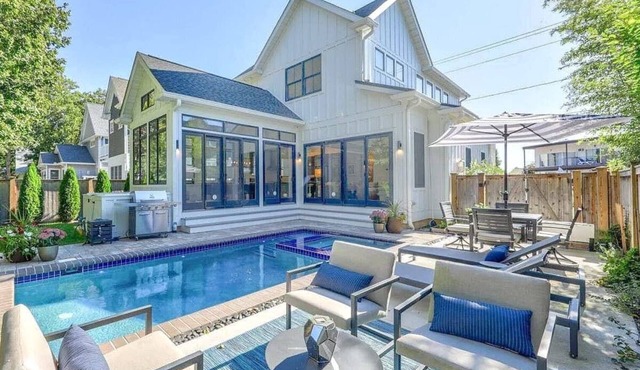 Pool, hot tub, with LINENS and TOWELS!