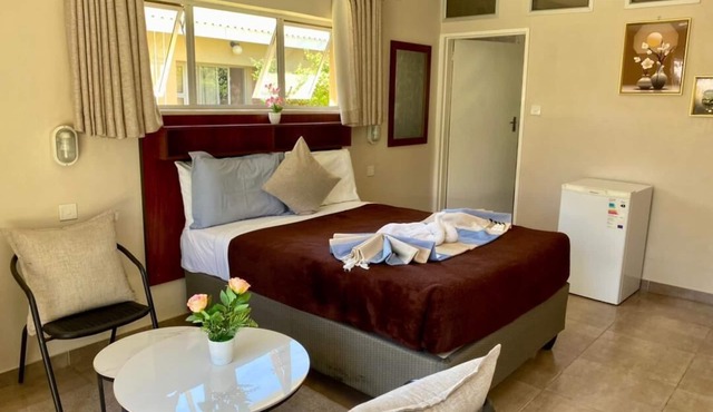 Poolside Executive Suite near Airport - 2322