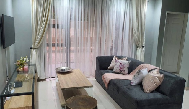 Posh 3 bedroomed guesthouse in Hillside with pool - 2039