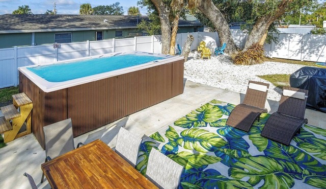 Private Swim Spa-Lanai | 3BR Near Siesta Key | Coastal Getaway | Sleeps10