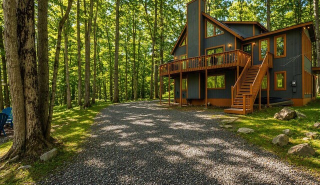 PROMOTIONS! Spacious 3-bedroom, 3 bath chalet in Arrowhead Lakes with game room