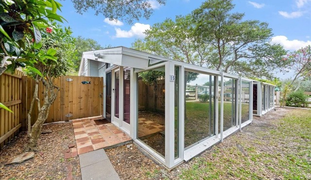 Quiet 1 Bedroom Unit short stroll to the beach