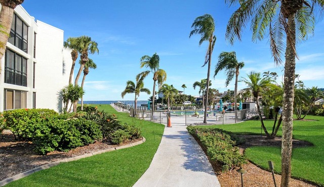 Relaxing 3rd floor Longboat Key condo with pool views - Beachbound Bliss