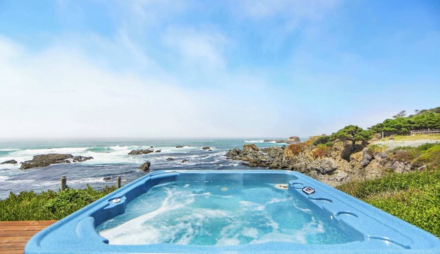 Relaxing Oceanfront Retreat with Hot Tub