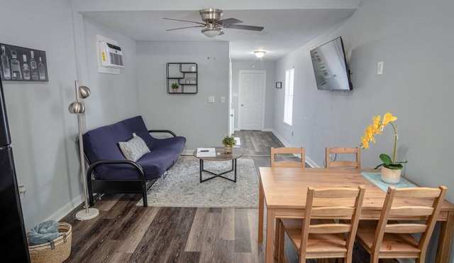 Remodeled Historic 1BR 1BA House Near Downtown