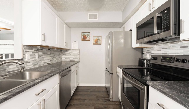 Renovated 3BR 1st-Floor Pool+Gym 1 mi to Henderson Beach 3-Night Min