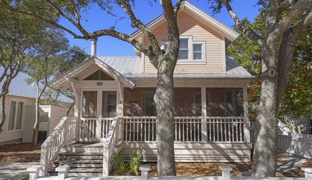 Renovated, 6 Houses to Beach & 1 Block to Town in Seaside + 2 Adult Bikes!