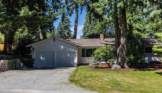 Renovated, fenced backyard, parks and trails, quiet, ideal for long term