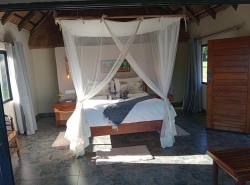 River Frontage Chalets along Zambezi River - Enjoy Game & Canoeing Safaris as well as Boat Cruises & Fishing - Starlink Internet & Backup available