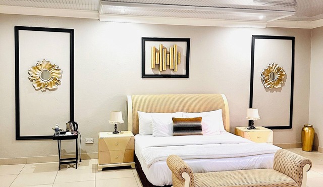 Royal suite - en-suite bathroom (Bed Only)