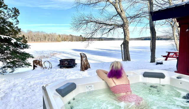 Salt water hot tub, king size beds, dog friendly, lake front, dock, boat launch