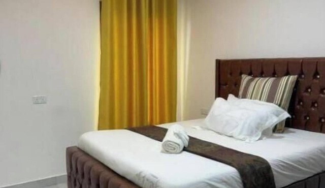 Samash Villa Foxdale – Spacious 2-Bedroom Stay with Balcony & Garden Views