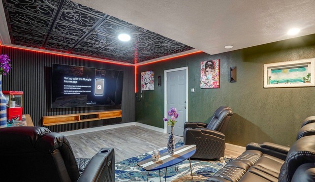Sarasota Escape: Movie Room & Siesta Beach Fun!