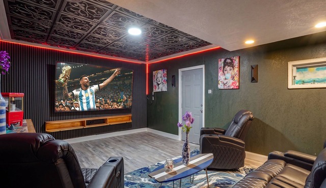 Sarasota Escape: Movie Room & Siesta Beach Fun
