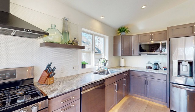Second-floor downtown home with fireplace, streaming, washer/dryer, & AC