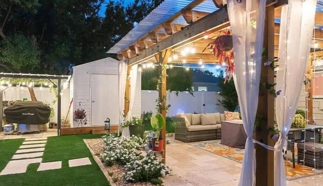 Secret Garden ~Downtown, Beaches, Pinecraft, Airports Low cleaning fee~ Sleeps 3